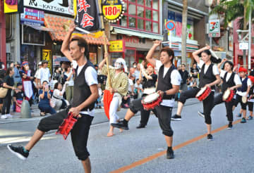 勇壮なエイサーを披露する「国際通り青年会」のメンバー＝7日、那覇市・国際通り