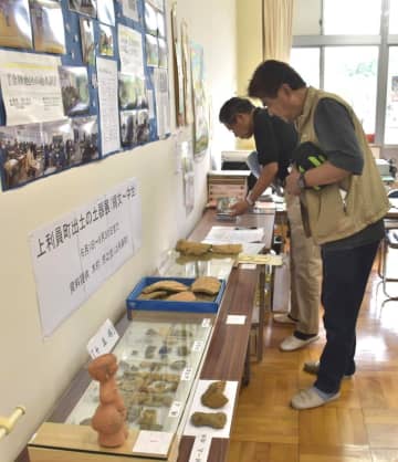 地元から出土した土器片などの展示会=常陸太田市下宮河町