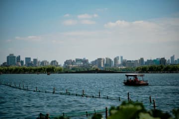 浙江省の杭州出入境・国境検査所は5日、今年上半期、杭州の通関地からビザ免除措置を利用して入国した外国人観光客の数は前年同期比74．5倍増の延べ4万5300人に達したことを明らかにした。写真は杭州。