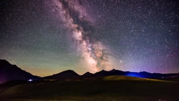 夏の夜空に輝く星々と天の川　中国新疆ウイグル自治区