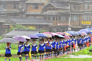 民族文化で富裕を図る村　中国広西チワン族自治区