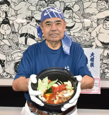 トマトの夏ちゃんこをアピールする菅原晴広店主