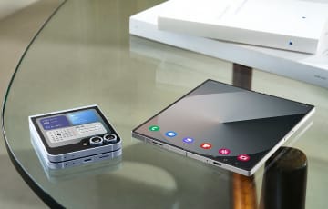 左が「Galaxy Z Flip6」、右が「Galaxy Z Fold6」