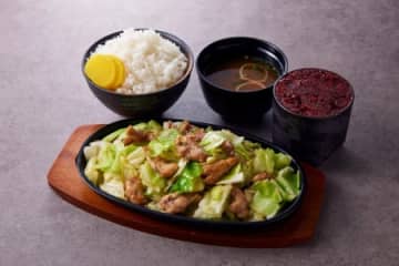 看板メニュー「鶏鉄板」の提供イメージ（「ご飯と味噌汁セット」付き）