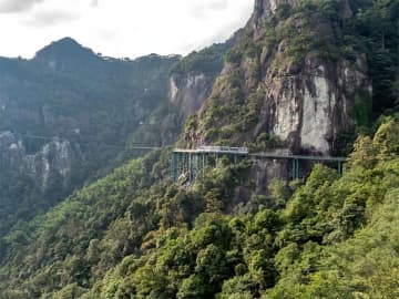 株洲中車特殊装備科技が開発した30本の高山断崖跨座式モノレールと鉄道システムが11日、江西省の大覚山景勝地で引き渡された。