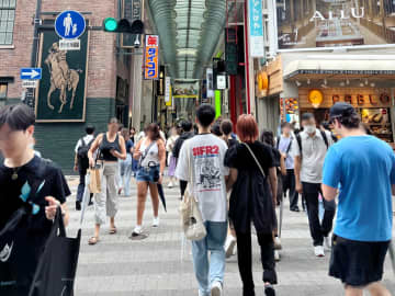 香港は人口当たりでは日本旅行をする人が世界で最も多い地域だ。その香港人の間で、日本旅行のやり方が変わりつつある。目当ては観光スポットではなく地元密着型の店という。写真は大阪市内の様子。