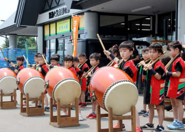 元気太鼓で道の駅利用者を楽しませる花巻ささま幼稚園の年長児