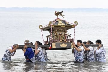 14年ぶりの合同祭礼で海中渡御を繰り広げた若衆ら＝いわき市・小浜海岸