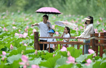 中国各地に夏の観光シーズン到来