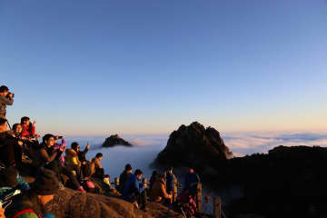 中国で夏休みの親子旅行がピークに達している。写真は黄山。