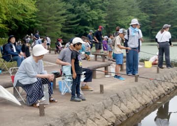 ぎんがのもり夏まつりで釣りを体験する家族ら