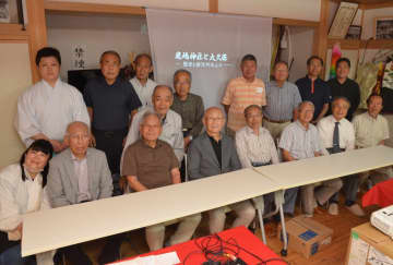 記録映画を製作した大久保鹿嶋神社の稲穂会メンバー=日立市大久保町