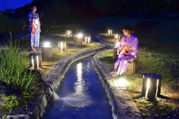 幻想的な光でライトアップされた高湯温泉の公園＝19日午後、福島市