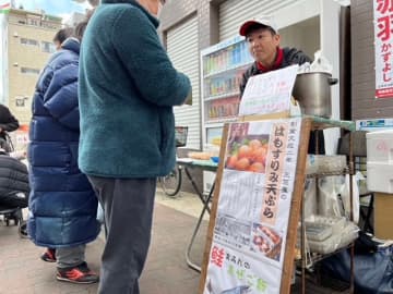 ワダミ市では様々な露店が並ぶ