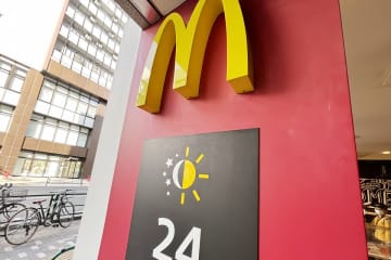 中国のインターネット上で、日本のマクドナルドで働く95歳の男性が話題になっている。