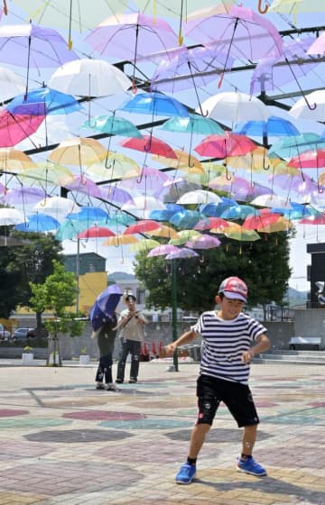 カラフルな傘が夏空を彩る「アンブレラスカイ」=日立市千石町