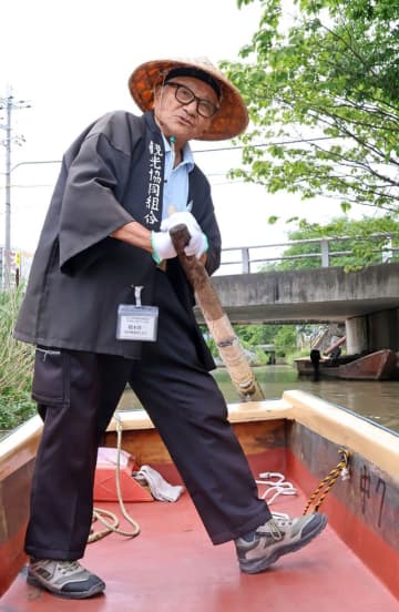 心地よいリズムで櫓をこぐ橋本さん（近江八幡市北之庄町）