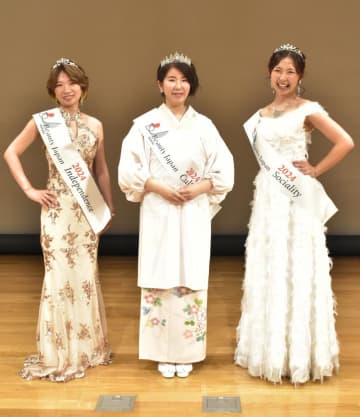 日本大会に出場する(左から)咲子さん、菊地裕子さん、岡部ひとみさん=守谷市百合ケ丘