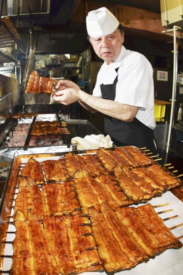 職人によって焼き上げられるウナギのかば焼き＝福島市・味処大番御山本店