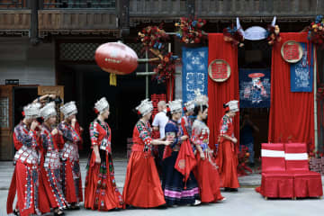 民族風情が夏の観光を後押し　中国・重慶市