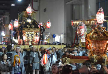 下館祇園まつりで勇壮に練り歩く明治神輿(左)=筑西市丙