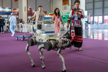 第8回中国・南アジア博覧会には「テクノロジー感」に満ちた展示製品を見学・体験しようと、たくさんの来場者が訪れている。