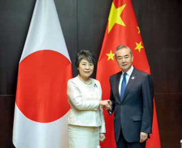 王毅外交部長はラオスの首都ビエンチャンで現地時間26日、日本の上川陽子外相と会談しました。