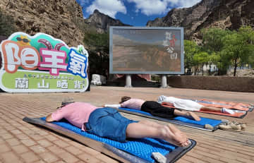 中国では毎年、一年で最も暑い三伏のシーズンを迎えると、背中の日光浴が注目を集める話題になる。