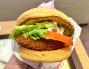 ロッテリアの看板商品『エビバーガー』をアレンジした『ハワイアンアボカドエビバーガー』　※撮影／編集部