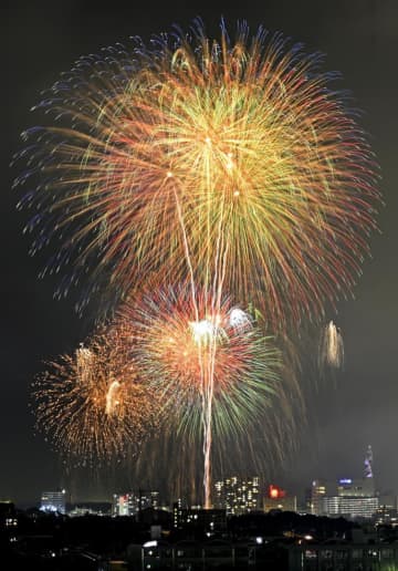 県都の夜空を彩る花火=27日夜、水戸市笠原町から