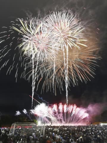 県都の夏の夜空を彩ったふくしま花火大会＝27日夜、福島市