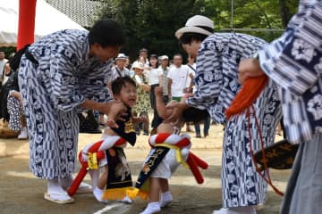 観客の笑いを誘った「花相撲」=潮来市新宮