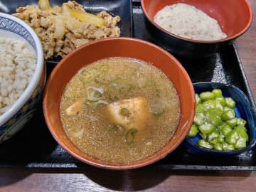 吉野家の「牛皿麦とろ御膳」と一緒に食べられる郷土料理の「冷汁」　※撮影／編集部