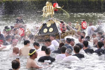 明治神輿に威勢良く水をかける担ぎ手たち=筑西市丙