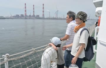 体験航海を楽しむ参加者ら=鹿島港