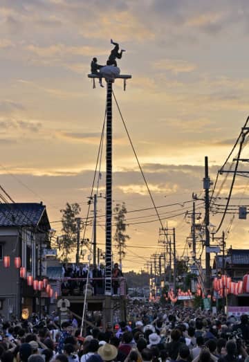 撞舞を奉納する舞男=龍ケ崎市