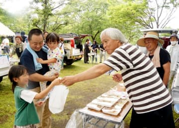 地元産農産物などが売り出された樺山まつり。特産のトウモロコシが人気を集めた