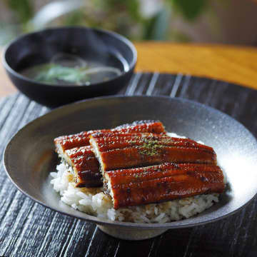 『魚伊』の炭火焼うなぎ蒲焼2尾と肝吸い4袋セット