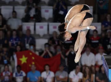 パリ五輪男子シンクロ10メートル高飛び込み決勝が29日に行われ、中国の連俊傑・楊昊ペアが見事金メダルを手にした。