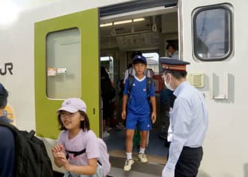 JR北上線に体験乗車し、列車から降りる江釣子学童保育所の児童ら＝北上市・江釣子駅