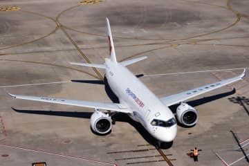 中国東方航空は7機目となる国産大型旅客機「C919」機を導入した。