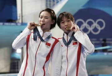 パリ五輪の女子シンクロ10メートル高飛び込みで中国の陳芋汐/全紅嬋ペアが金メダルを獲得した。