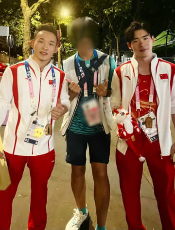 パリ五輪体操男子個人総合で銀メダルの張博恒が、試合後にある人からメダルがどれくらい重いのか手に持たせてほしいと頼まれた際に話したとされる一言が話題になっている。写真一番右が張。