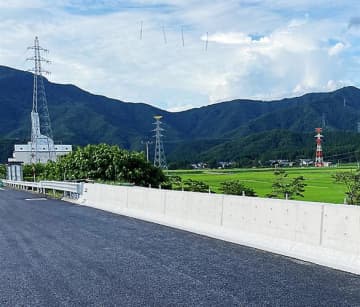 北陸自動車道で初施工した環境配慮型コンクリートの防護柵（中日本高速道路提供）