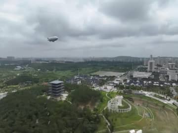 AS700有人飛行船「祥雲」が湖北省荊門市で1日、初の低空観光応用シーンデモ飛行を実施した。