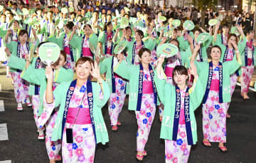 熱気あふれた踊りを披露する踊り手たち＝3日、郡山市・駅前大通り