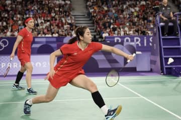 北京時間の3日夜、2024年パリ五輪はバドミントン競技の女子ダブルス決勝戦が行われ、中国の陳清晨/賈一凡ペアが2対0でチームメイトの劉聖書/譚寧ペアに勝利して金メダルを獲得した。