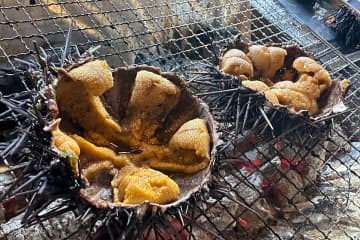 「殻付き焼きウニ」（660円）