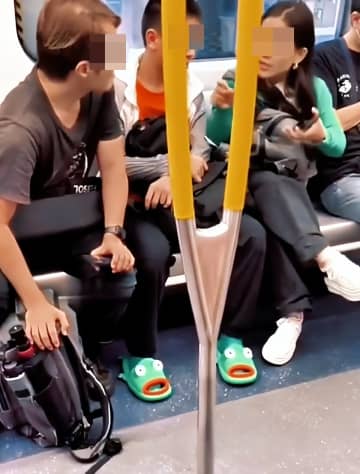 香港メディアの香港01は5日、香港地下鉄の車内で香港人男性と中国人女性が言い争う動画が物議を醸していると報じた。