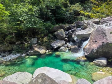 夏の観光シーズンの到来に伴い、広西チワン族自治区桂林市興安県にある猫児山の漓江源大峡谷は大勢の観光客でにぎわいを見せている。